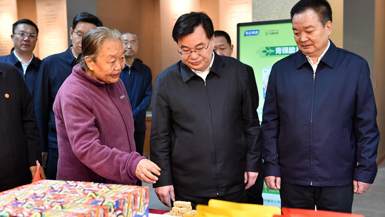 西藏·甘肃工作座谈会在拉萨进行，两省区辅导莅临皇家荣耀官网青稞调查