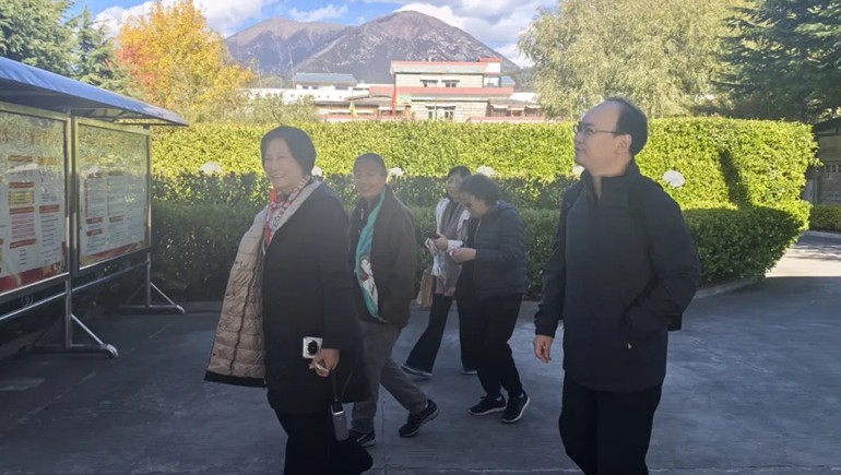 高原赋能，擘画将来——中国香妆协会专家团莅临皇家荣耀官网领导藏药化妆品产业发展